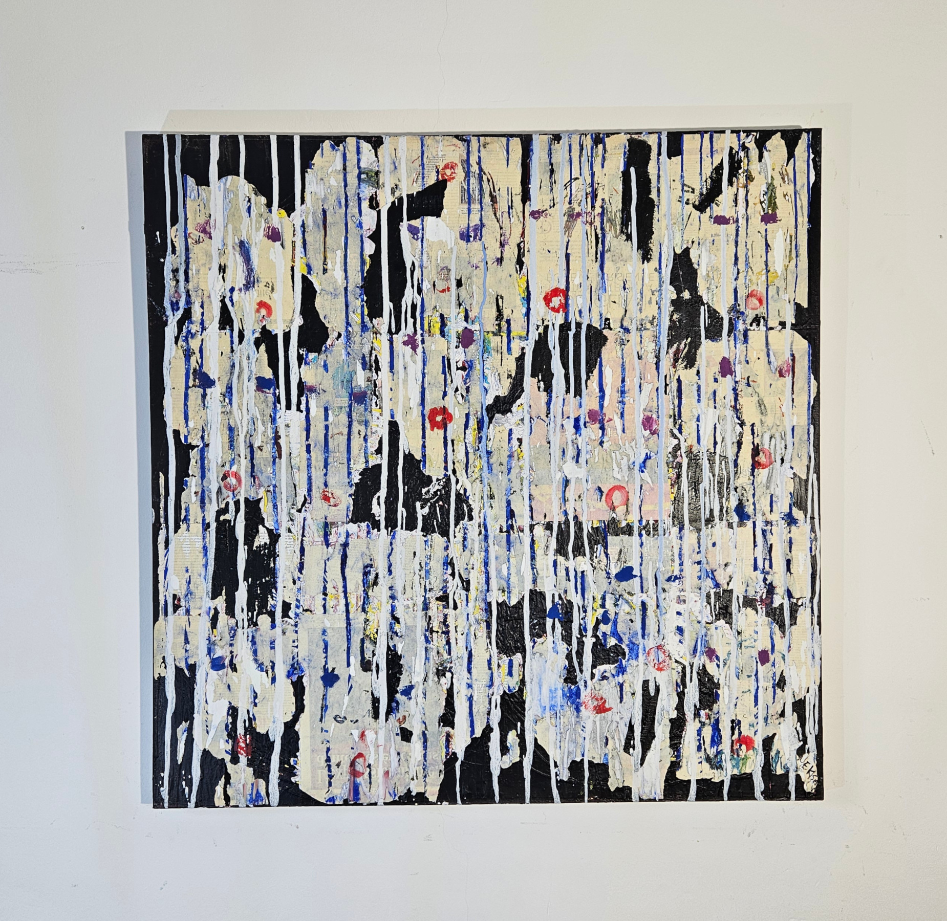 Multi-heads with red mouths – acrylic painting and collage on canvas, 100×100 cm. - Image 2